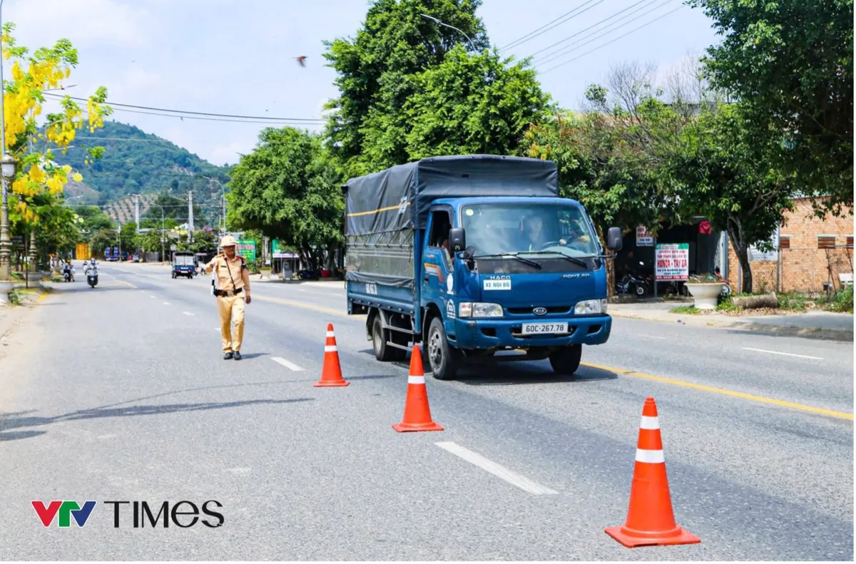 Cảnh Sát Giao Thông Lâm Đồng tăng cường tuần tra, kiểm soát bảo đảm an toàn giao thông mùa du lịch hè - Ảnh 1.