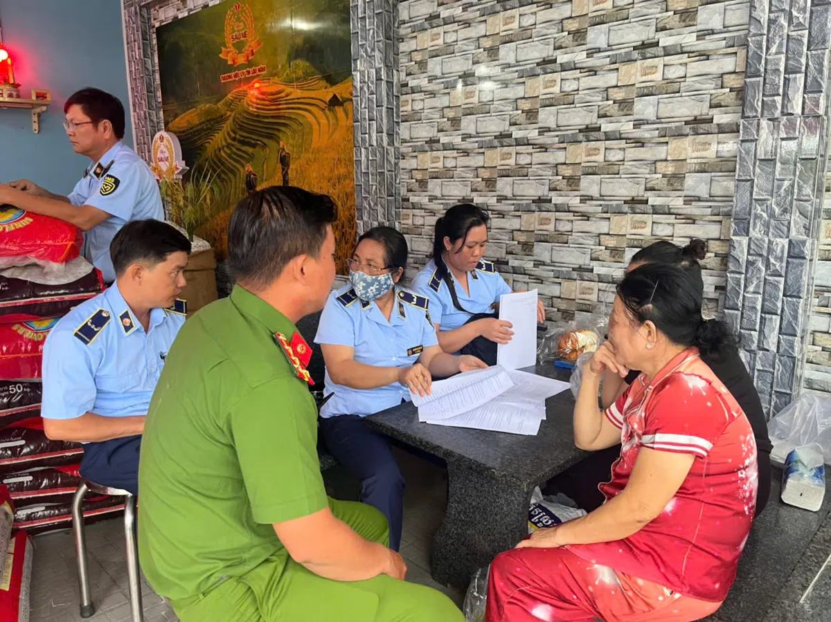 Phát hiện cơ sở kinh doanh khoảng 5 tấn gạo không rõ nguồn gốc xuất xứ - Ảnh 2.