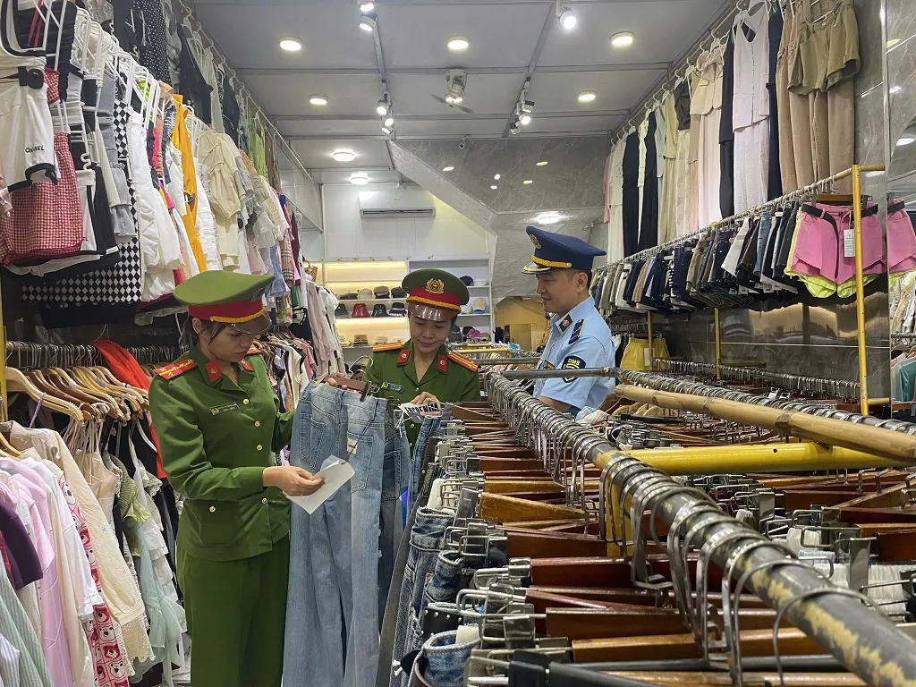 Tạm giữ hơn 300 sản phẩm thời trang nghi giả mạo nhãn hiệu nổi tiếng - Ảnh 1.