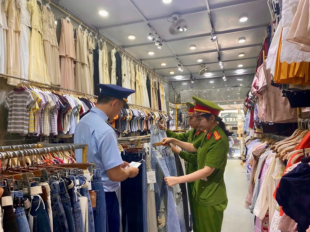 Tạm giữ hơn 300 sản phẩm thời trang nghi giả mạo nhãn hiệu nổi tiếng - Ảnh 2.