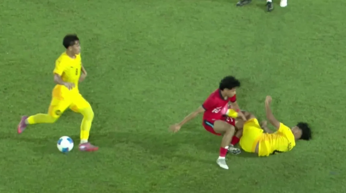 Cầu thủ Malaysia g&acirc;y tranh c&atilde;i với pha đạp ngực đối thủ tại giải U19 Đ&ocirc;ng Nam &Aacute; 2026- Ảnh 1.