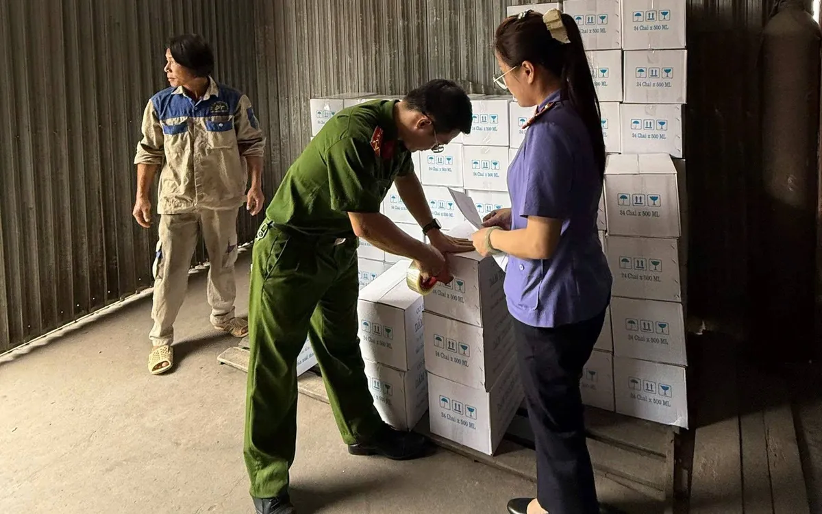Lực lượng chức năng tịch thu thực phẩm giả tại kho hàng nhà đối tượng L.P.H