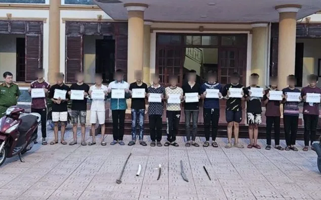 Nhóm thanh, thiếu niên đi xe máy, cầm hung khí gây náo loạn đường quê