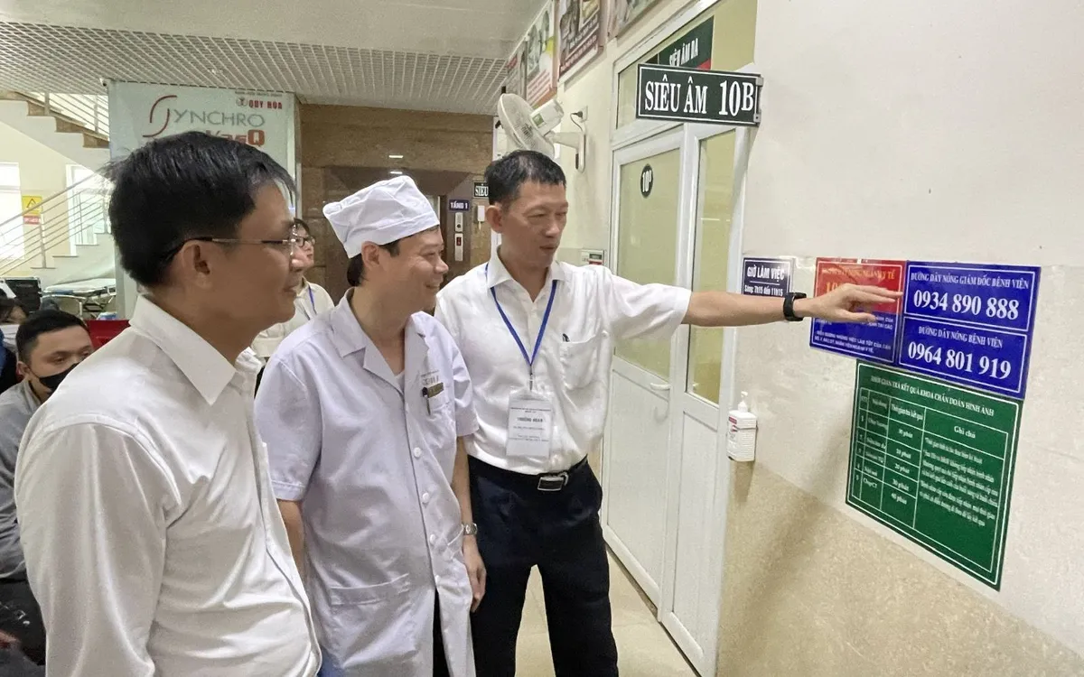 TS Dương Huy Lương, Phó Cục trưởng Cục Quản lý Khám chữa bệnh (Bộ Y tế) kiểm tra tại một cơ sở y tế. Ảnh: Bộ Y tế