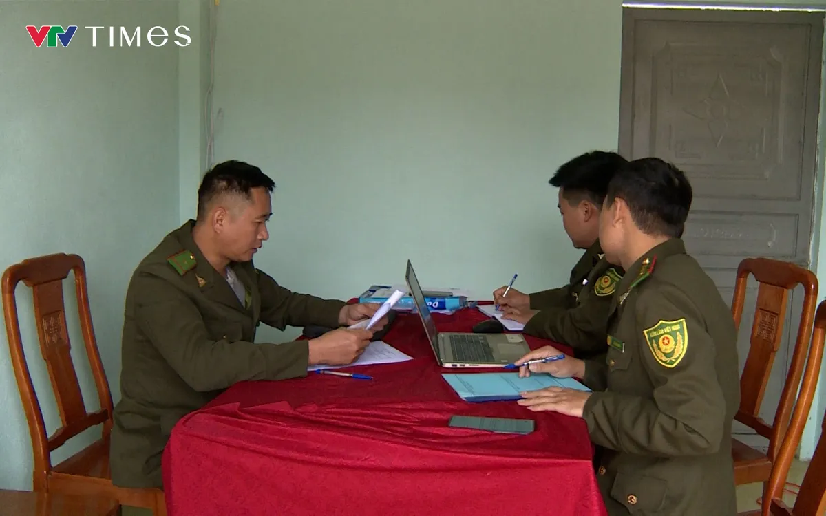 Cán bộ Kiểm lâm địa bàn xã Thu Lũm rà soát các phương án bảo vệ rừng mùa khô.
