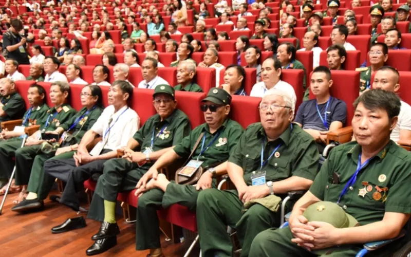 Trình Chủ tịch nước tặng quà cho người có công nhân kỷ niệm 79 năm ngày Thương binh - Liệt sĩ.