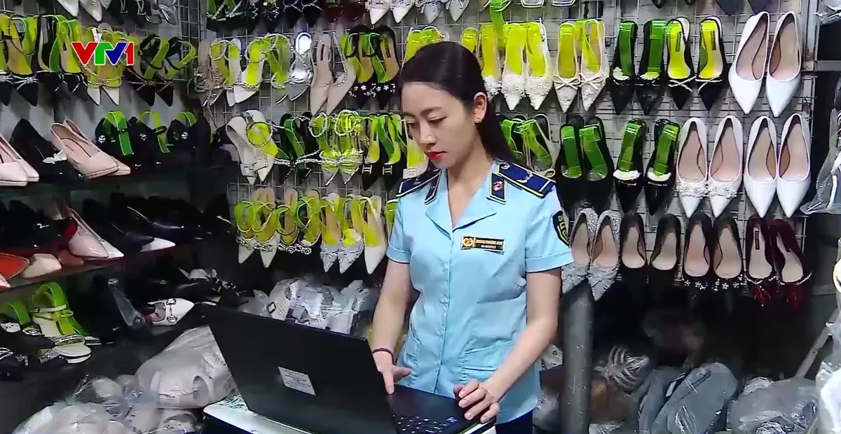 Công khai mua bán hàng giả, hàng nhái tại các khu chợ tạm giữa lòng Thủ đô - Ảnh 1.