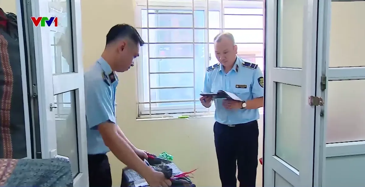 Tăng cường truy qu&eacute;t, xử l&yacute; nghi&ecirc;m h&agrave;nh vi kinh doanh h&agrave;ng h&oacute;a giả mạo nh&atilde;n hiệu - Ảnh 2.