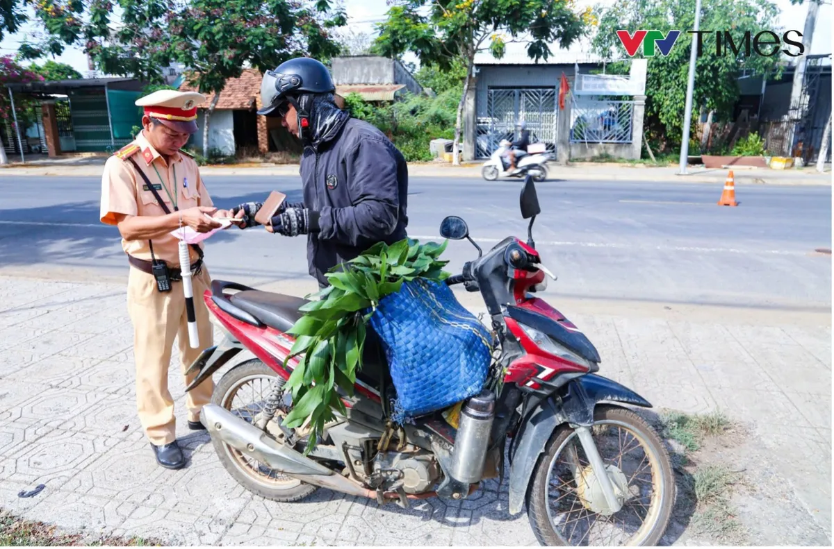 Cảnh Sát Giao Thông Lâm Đồng tăng cường tuần tra, kiểm soát bảo đảm an toàn giao thông mùa du lịch hè - Ảnh 5.