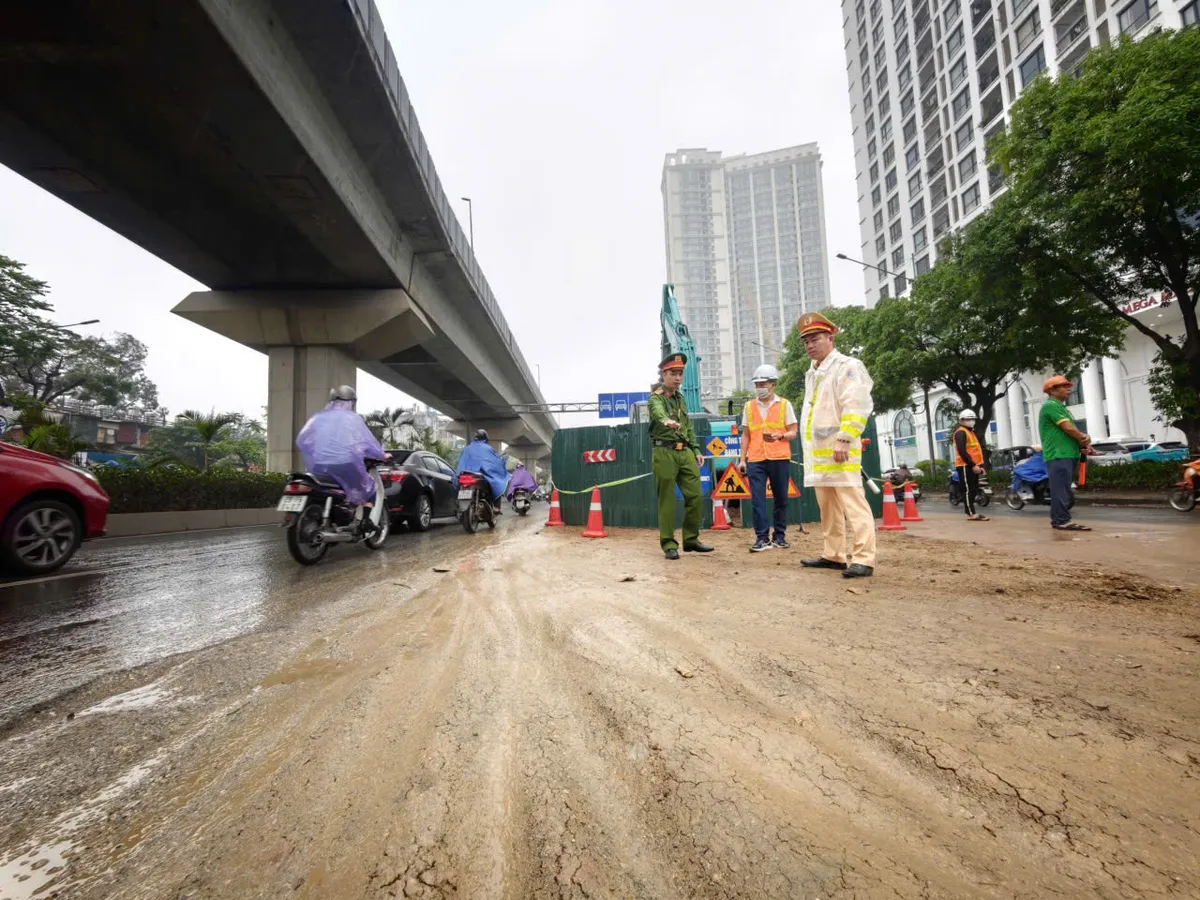 Hà Nội: Chủ động bảo đảm an toàn giao thông tại hơn 70 vị trí rào chắn phục vụ các dự án trọng điểm - Ảnh 4.
