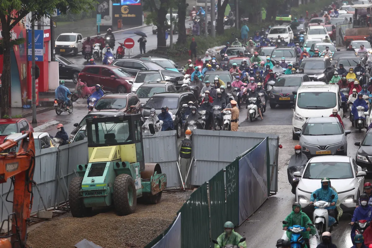 Hà Nội: Chủ động bảo đảm an toàn giao thông tại hơn 70 vị trí rào chắn phục vụ các dự án trọng điểm - Ảnh 3.
