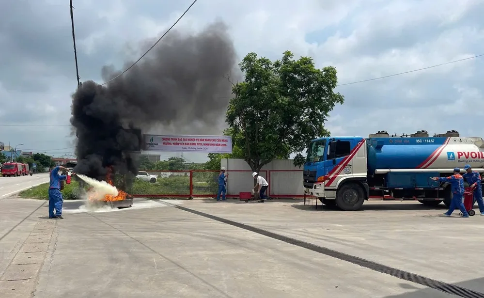 Chủ động phòng cháy, nổ tại các cửa hàng kinh doanh xăng dầu mùa nắng nóng - Ảnh 1.