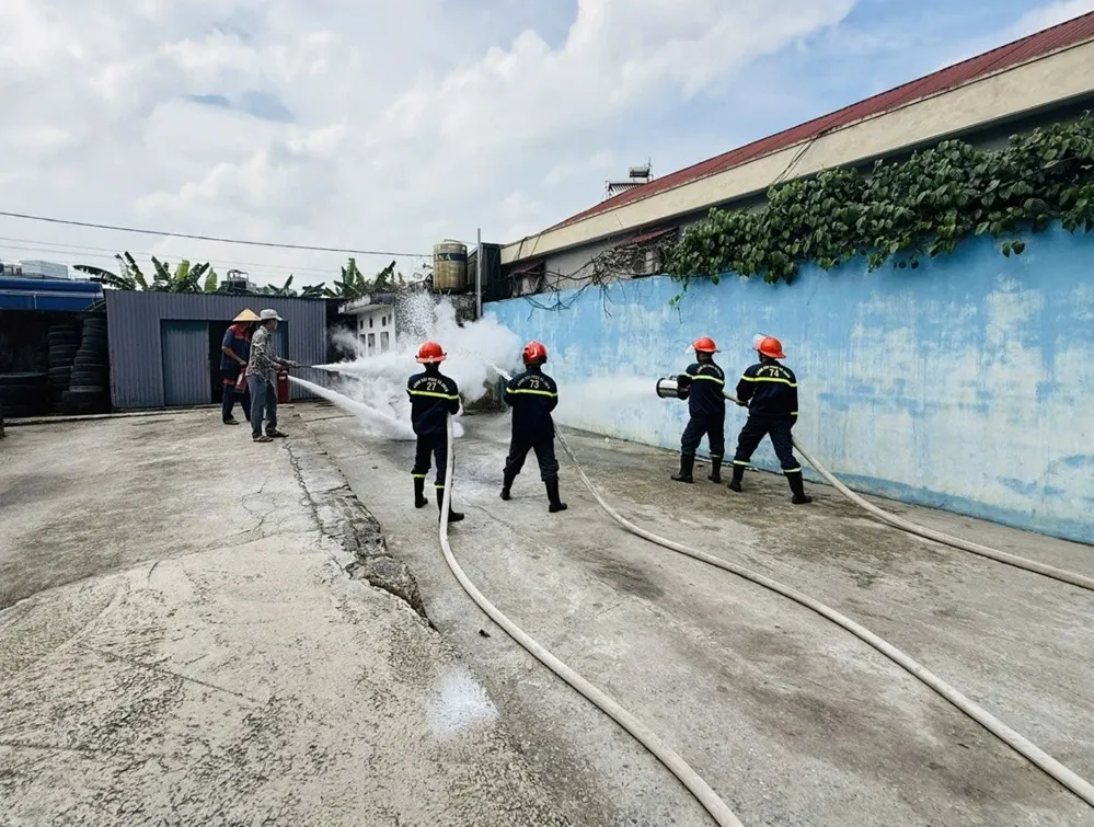 Chủ động phòng cháy, nổ tại các cửa hàng kinh doanh xăng dầu mùa nắng nóng - Ảnh 2.