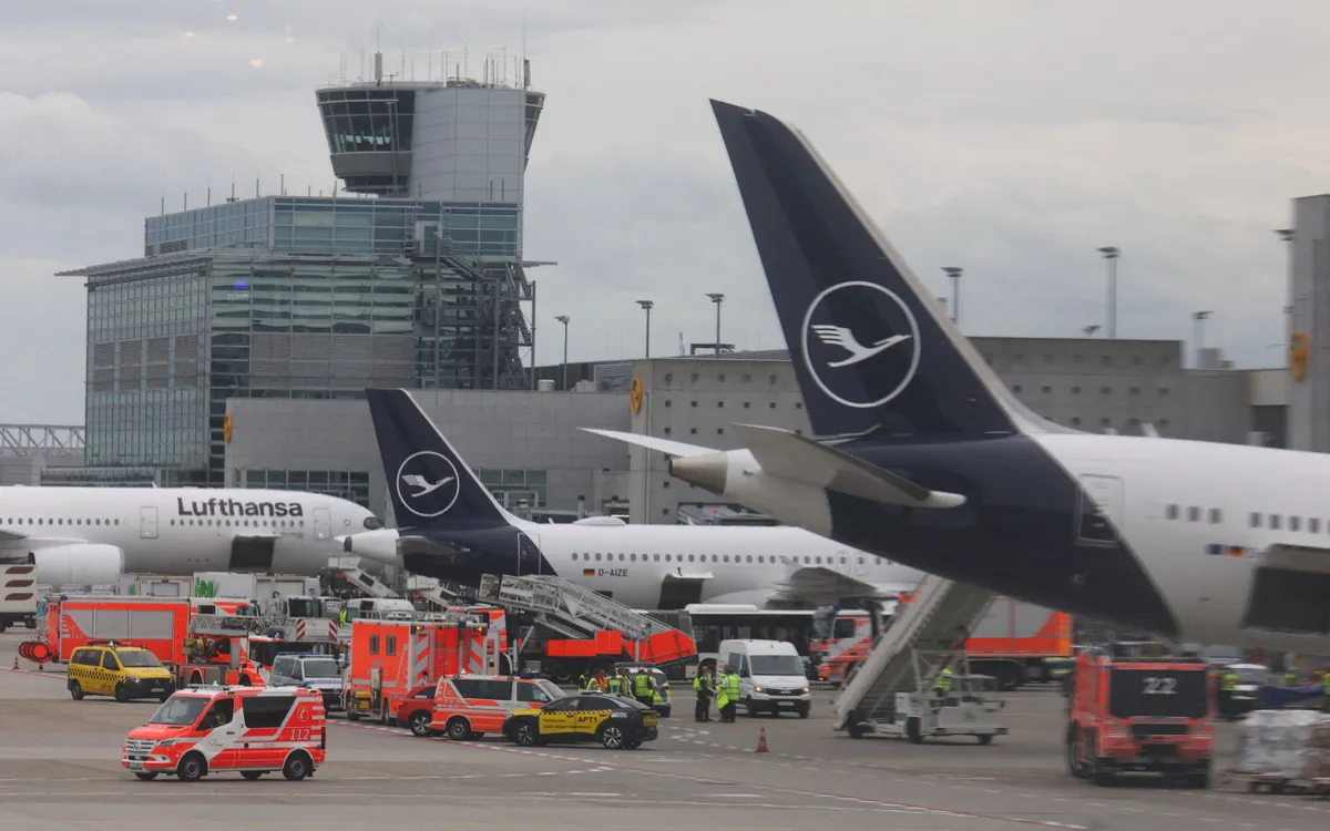 Máy bay Boeing 787 của Lufthansa tại sân bay Frankfurt sau sự cố sập càng mũi ngày 4/6/2026. (Ảnh: Reuters)