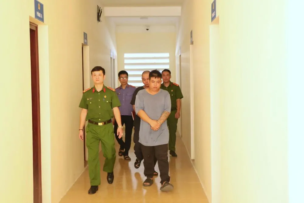 Khởi tố 2 đối tượng giả danh ph&oacute;ng vi&ecirc;n, ghi h&igrave;nh CSGT để uy hiếp, &ldquo;tống tiền&rdquo;- Ảnh 3.