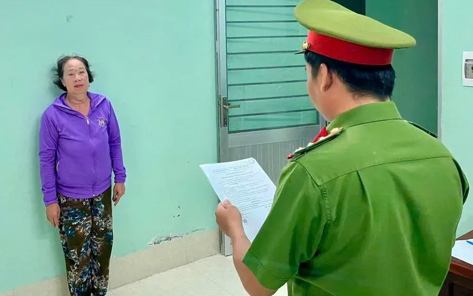 An Giang khởi tố người phụ nữ t&agrave;ng trữ, bu&ocirc;n b&aacute;n hơn 4.300 bao thuốc l&aacute; nhập lậu- Ảnh 1.