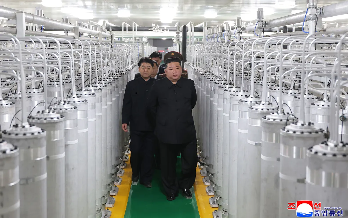 Lãnh đạo Kim Jong Un thăm nhà máy  mới sản xuất nhiên liệu bom hạt nhân tại một địa điểm không được tiết lộ ở Triều Tiên, ngày 3/6/2026 (Ảnh: KCNA/Korea News Service/AP)