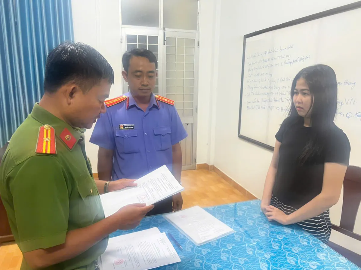 Khởi tố nữ giám đốc 24 tuổi kinh doanh ví, túi xách giả hàng hiệu trị giá hơn 1 tỷ đồng- Ảnh 1. Khởi tố nữ giám đốc 24 tuổi kinh doanh ví, túi xách giả hàng hiệu trị giá hơn 1 tỷ đồng- Ảnh 1.