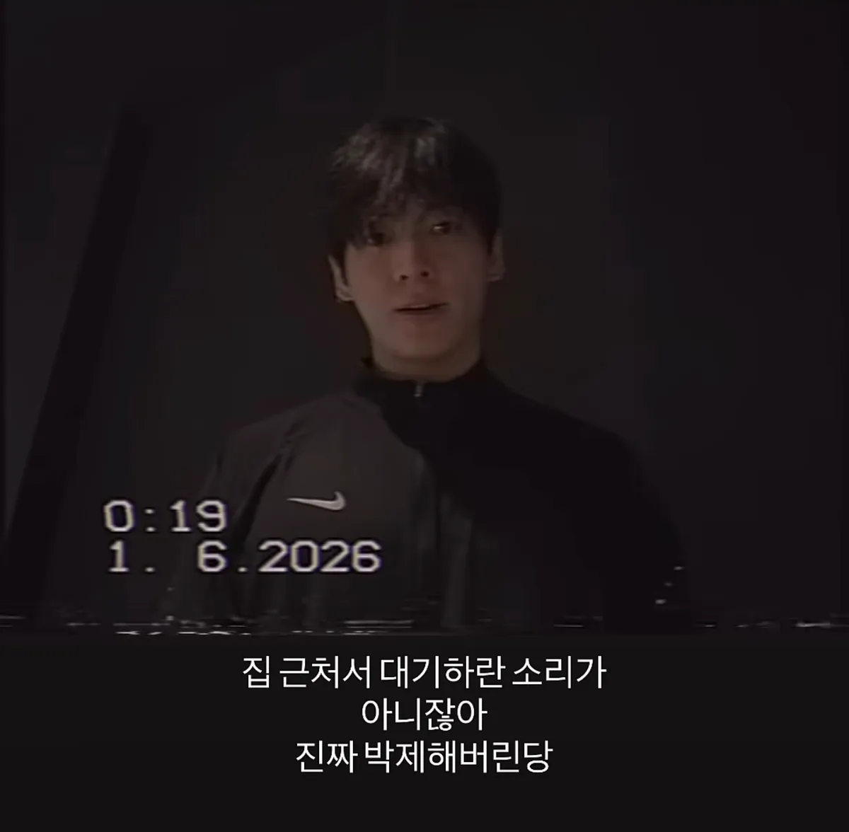 Jungkook (BTS) bị fan cuồng theo dõi: Mặt trái của văn hóa thần tượng - Ảnh 1.