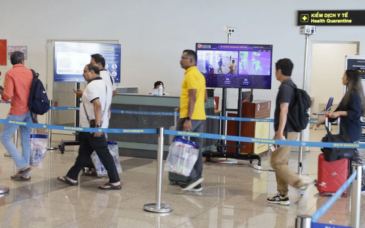 Hành khách đi qua Cửa khẩu quốc tế Nội Bài đều được kiểm tra thân nhiệt. Ảnh: CDC Hà Nội