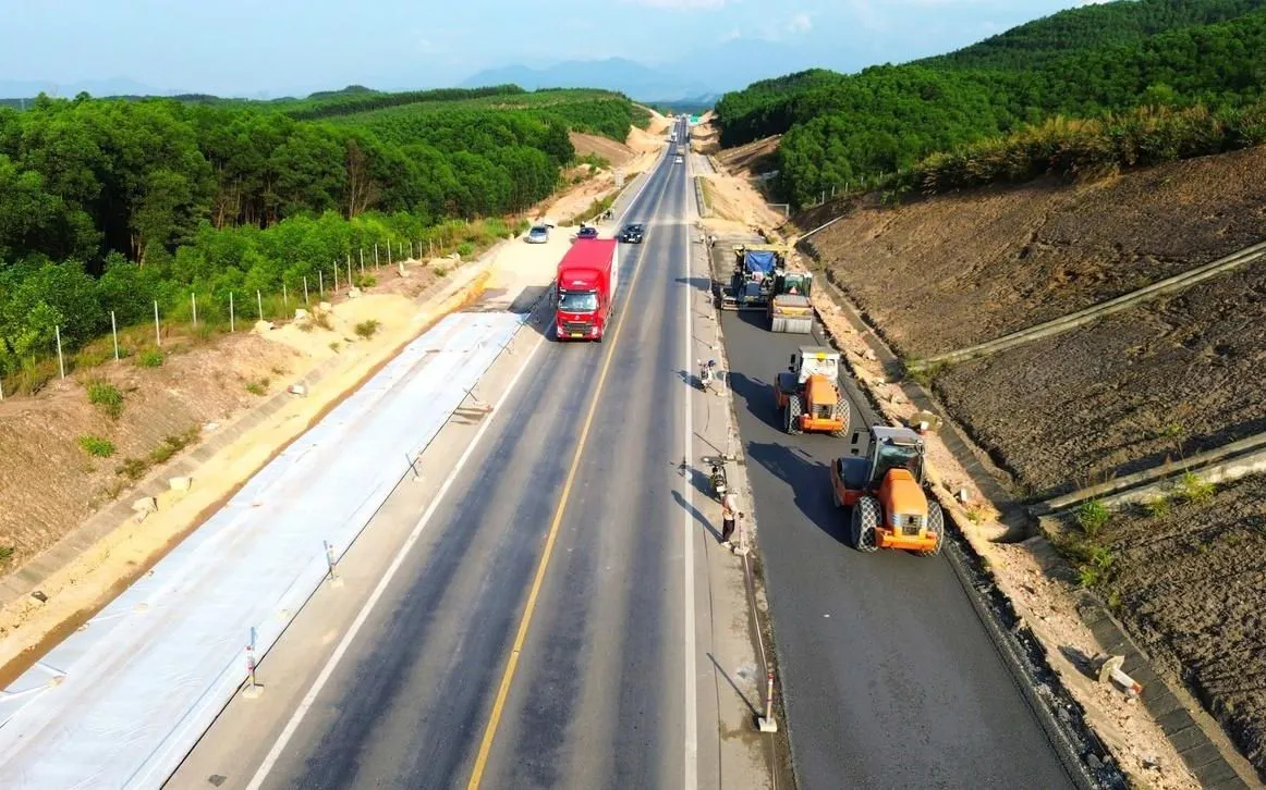 Thi công mở rộng cao tốc Cam Lộ - La Sơn - Ảnh: Báo Xây dựng