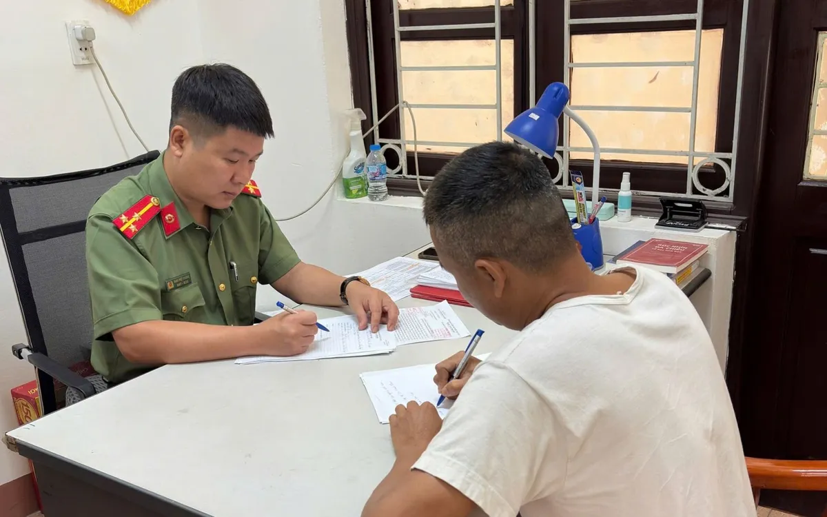 Công an phường Quyết Thắng làm việc với người vi phạm.