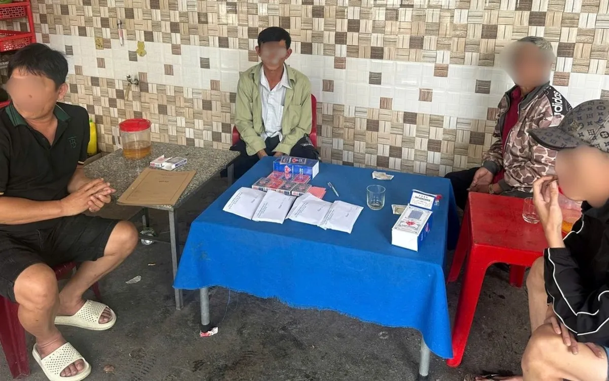 Lực lượng Công an lập biên bản, xử lý các đối tượng vi phạm tại hiện trường