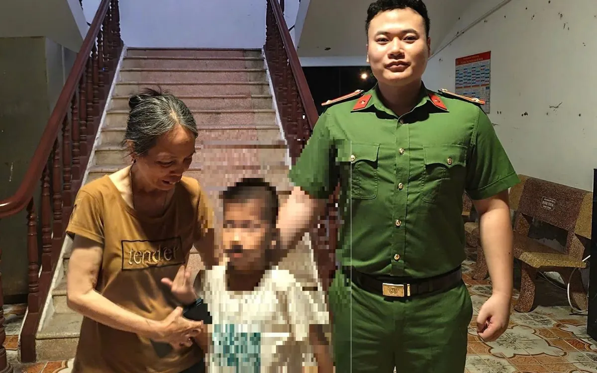 Công an xã Hải Tiến bàn giao cháu Trần Anh Đ về cho gia đình an toàn