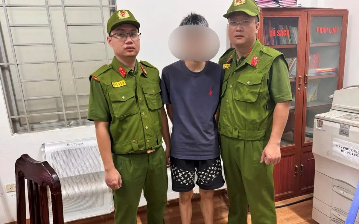 Tổ công tác bàn giao đối tượng cho Công an phường Phú Diễn  tiếp tục xử lý