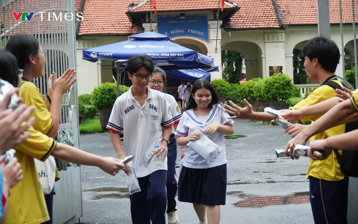 Học sinh dự thi vào các lớp chuyên tại điểm thi Trường THPT chuyên Lê Hồng Phong (Ảnh: Thu Trang)