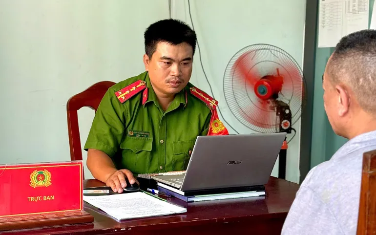 Công an phường Phú Thủy, tỉnh Lâm Đồng hỗ trợ anh N.T.K nhận lại tài sản bị chuyển khoản nhầm