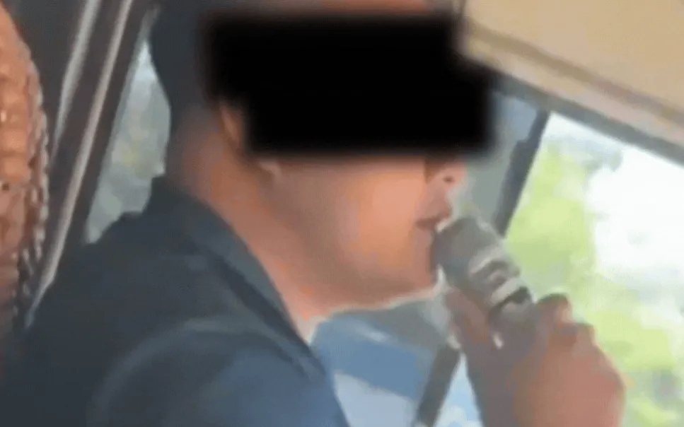  Tài xế vừa lái xe vừa cầm micro hát karaoke 