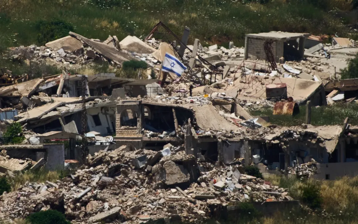 Cờ Israel treo trên một tòa nhà bị phá hủy ở miền Nam Lebanon ngày 4/6/2026. (Ảnh: AP)