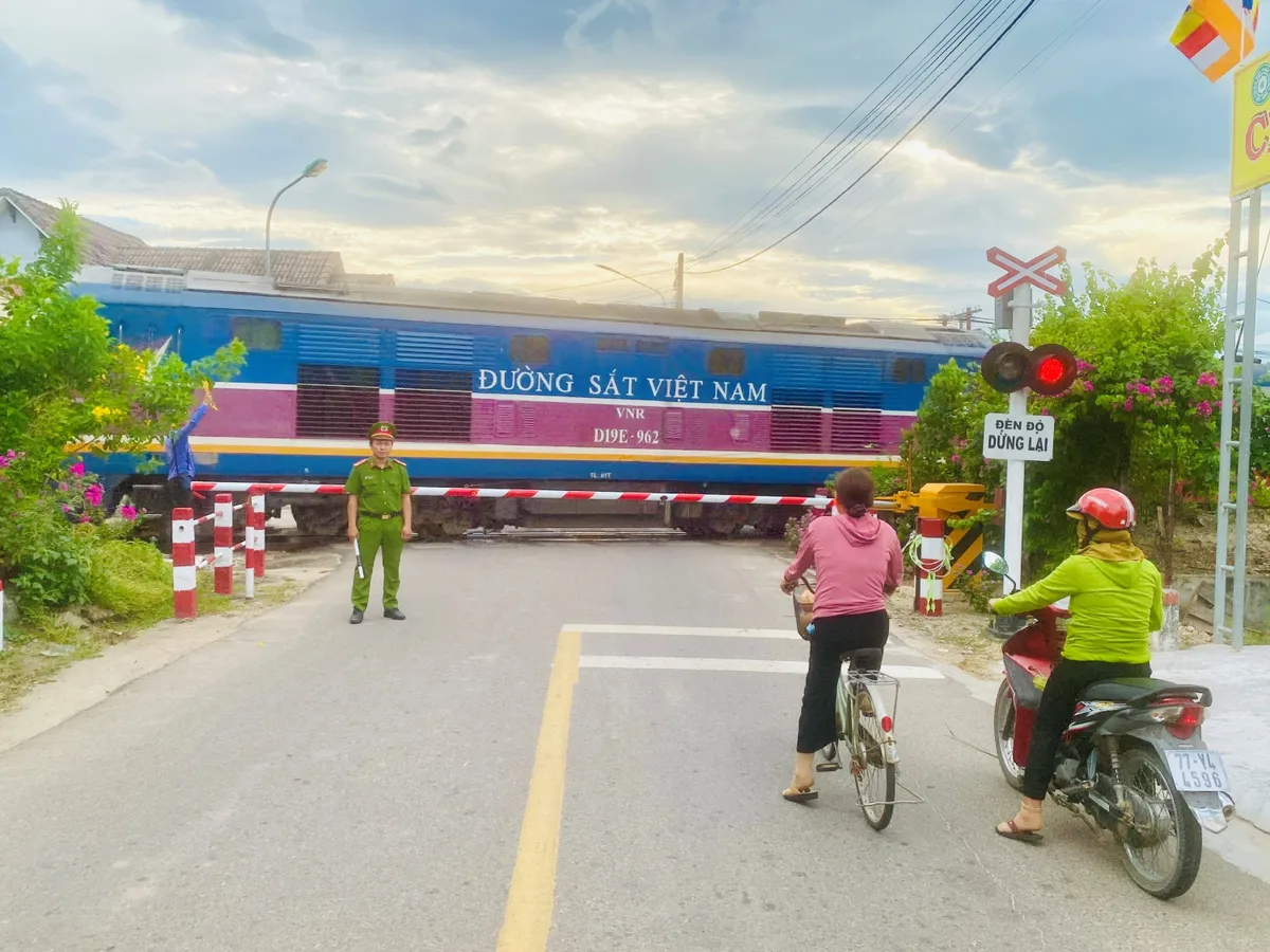 Cảnh báo hành vi cố tình vượt rào chắn đường sắt và mức xử phạt nghiêm theo quy định mới - Ảnh 1.