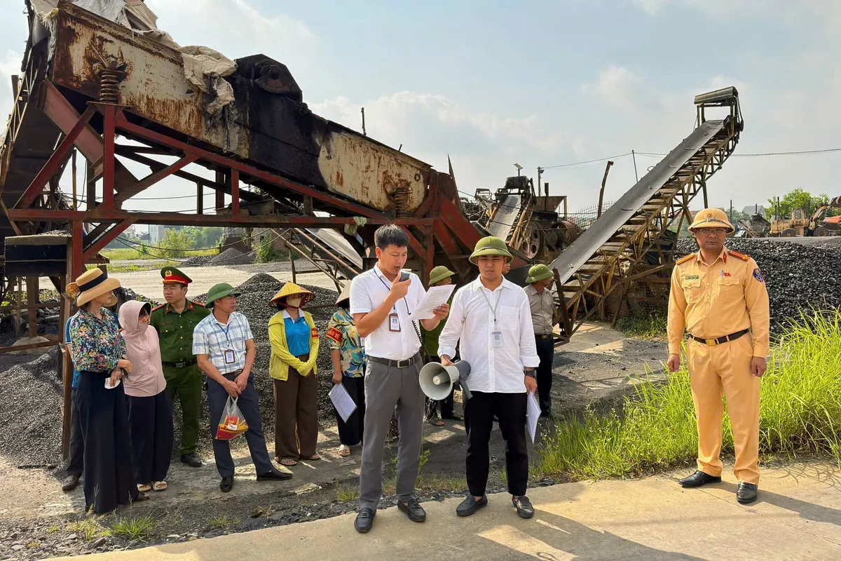 H&agrave; Nội cưỡng chế, r&agrave;o chắn 6 bến vật liệu x&acirc;y dựng kh&ocirc;ng ph&eacute;p ven s&ocirc;ng - Ảnh 1.