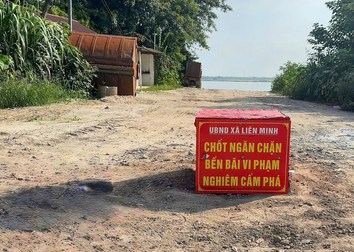 H&agrave; Nội cưỡng chế, r&agrave;o chắn 6 bến vật liệu x&acirc;y dựng kh&ocirc;ng ph&eacute;p ven s&ocirc;ng - Ảnh 2.