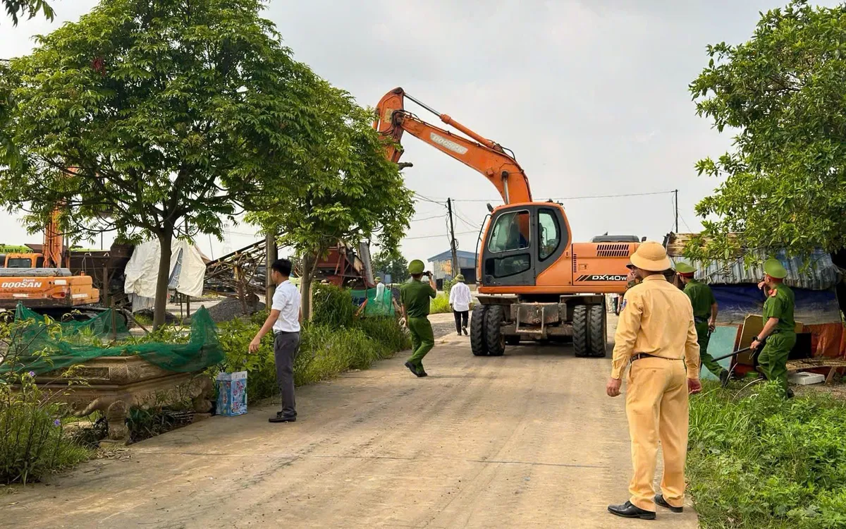 Cảnh sát đường thuỷ Hà Nội phối hợp chính quyền địa phương xử lý các bến bãi không phép.