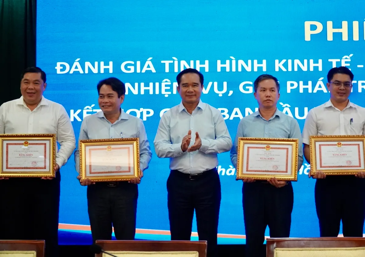 Chủ tịch UBND TP Hồ Chí Minh đặt nguyên tắc "6 rõ", "3 không" thúc đẩy giải ngân đầu tư công- Ảnh 1. Chủ tịch UBND TP Hồ Chí Minh đặt nguyên tắc "6 rõ", "3 không" thúc đẩy giải ngân đầu tư công- Ảnh 1.