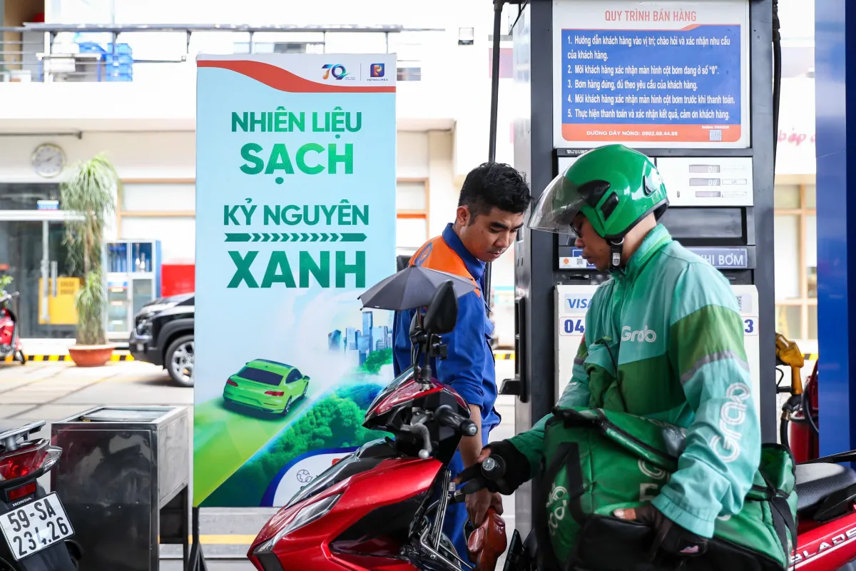 Giá xăng dầu đồng loạt giảm từ chiều 4/6, xăng E5RON92 giảm gần 1.500 đồng/lít- Ảnh 1. Giá xăng dầu đồng loạt giảm từ chiều 4/6, xăng E5RON92 giảm gần 1.500 đồng/lít- Ảnh 1.