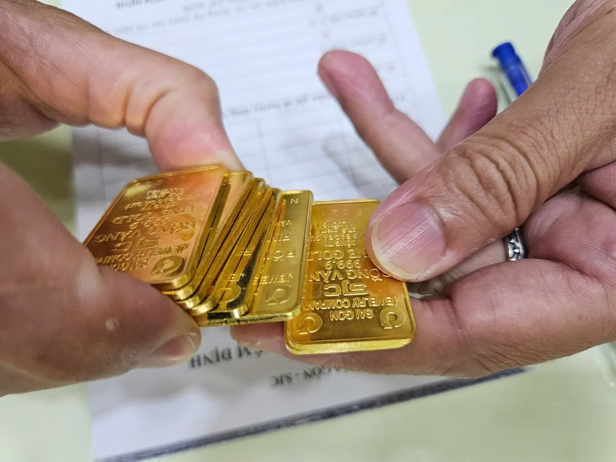 Giá vàng SJC giảm mạnh, người mua ở đỉnh lỗ hơn 40 triệu đồng mỗi lượng- Ảnh 1. Giá vàng SJC giảm mạnh, người mua ở đỉnh lỗ hơn 40 triệu đồng mỗi lượng- Ảnh 1.