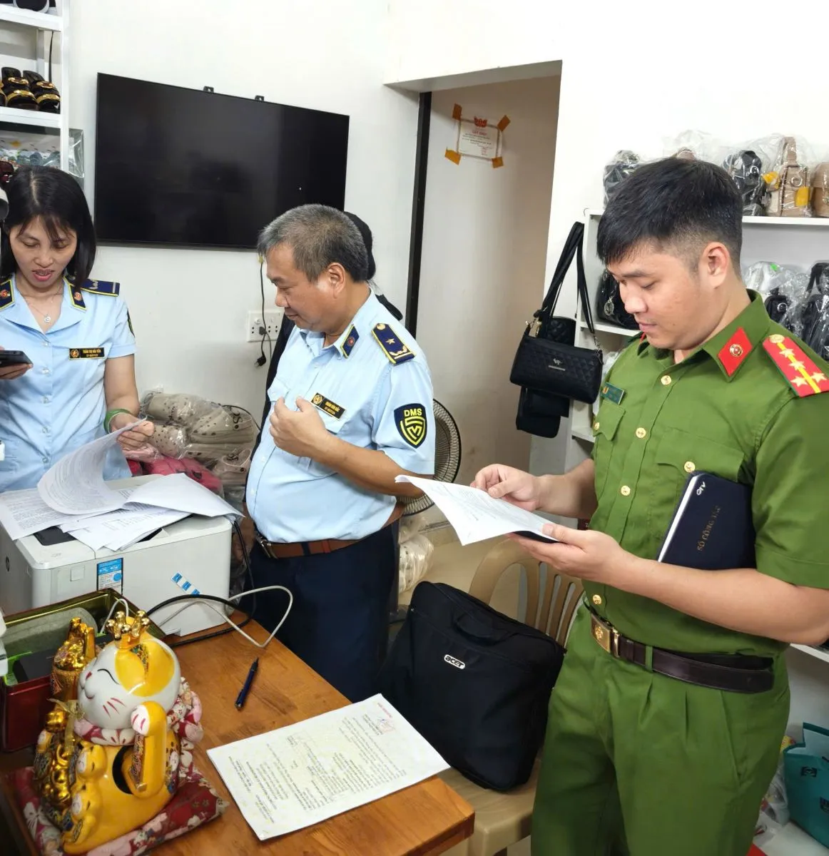 Ph&aacute;t hiện nhiều sản phẩm c&oacute; dấu hiệu x&acirc;m phạm sở hữu tr&iacute; tuệ tại Ninh B&igrave;nh- Ảnh 3.