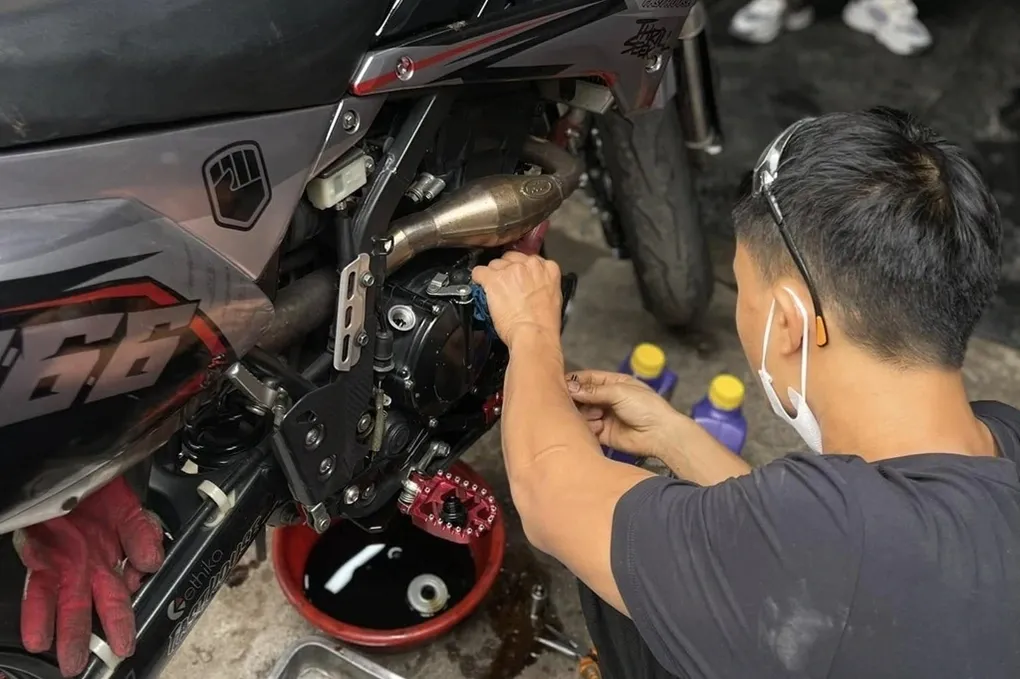 Làm thế nào để tự bảo dưỡng xe máy tại nhà hiệu quả và tiết kiệm chi phí?- Ảnh 1. Làm thế nào để tự bảo dưỡng xe máy tại nhà hiệu quả và tiết kiệm chi phí?- Ảnh 1.