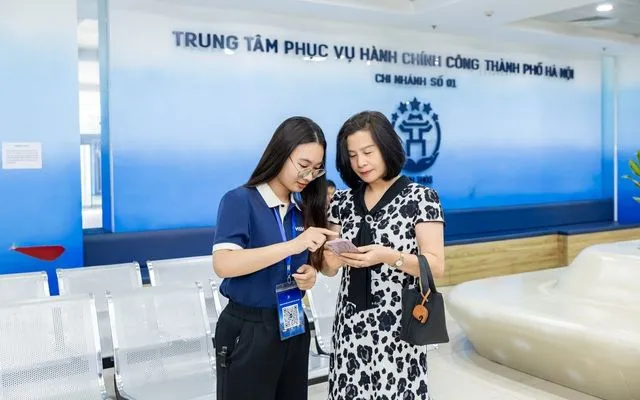 Người dân được hướng dẫn thực hiện khảo sát ngay sau khi thực hiện thủ tục hành chính công. Ảnh: VGP/BP

