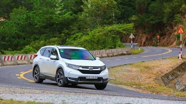 C&aacute;ch v&agrave;o cua an to&agrave;n khi l&aacute;i &ocirc; t&ocirc; tốc độ cao gi&uacute;p hạn chế rủi ro- Ảnh 1.