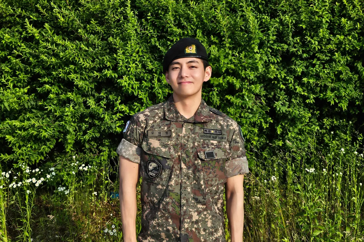 BTS V l&ecirc;n tiếng bảo vệ đồng đội trong qu&acirc;n ngũ sau tranh c&atilde;i tr&ecirc;n mạng- Ảnh 2.