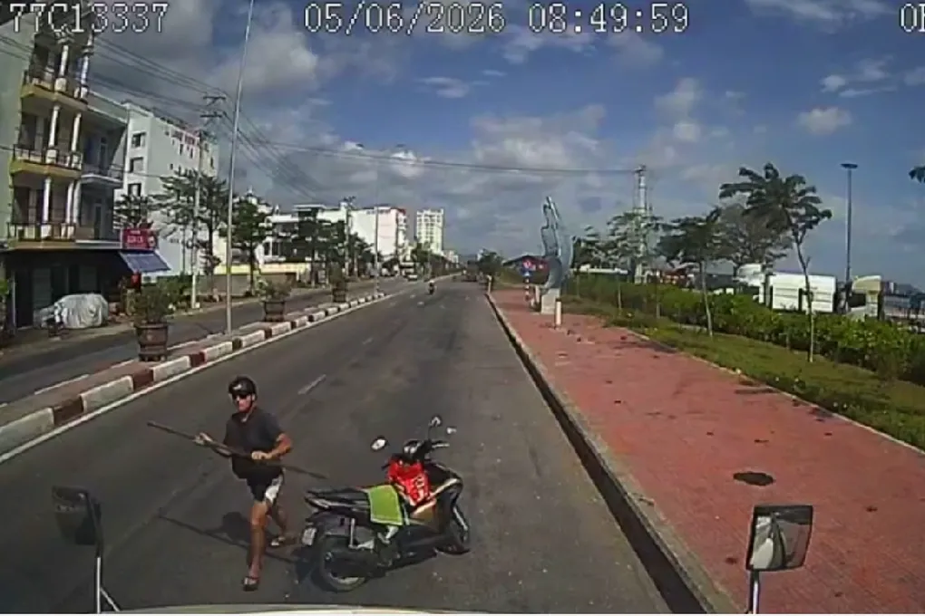 Công an xác minh vụ người nước ngoài chặn xe đầu kéo, tấn công tài xế giữa đường- Ảnh 1. Công an xác minh vụ người nước ngoài chặn xe đầu kéo, tấn công tài xế giữa đường- Ảnh 1.