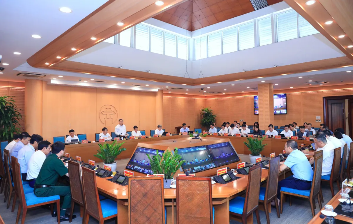 Chủ tịch Hà Nội yêu cầu quyết tâm giữ mục tiêu tăng trưởng hai con số- Ảnh 1. Chủ tịch Hà Nội yêu cầu quyết tâm giữ mục tiêu tăng trưởng hai con số- Ảnh 1.