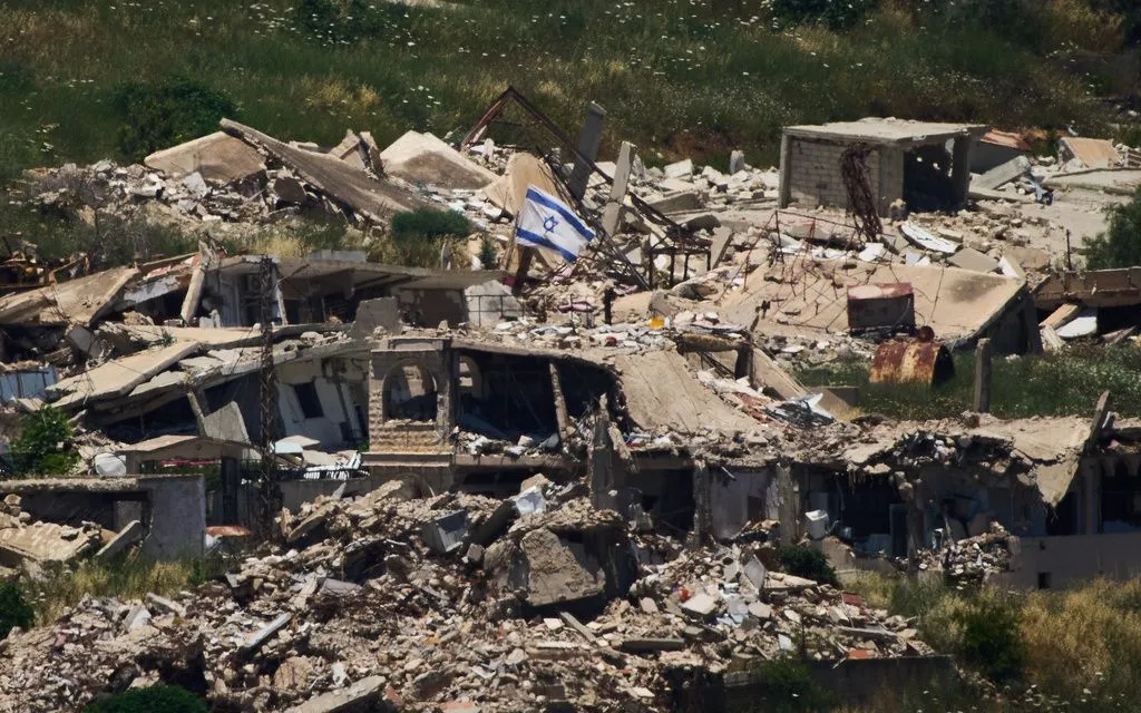 Cờ Israel treo trên một tòa nhà bị phá hủy ở miền Nam Lebanon, ngày 4/6/2026 (Ảnh AP)