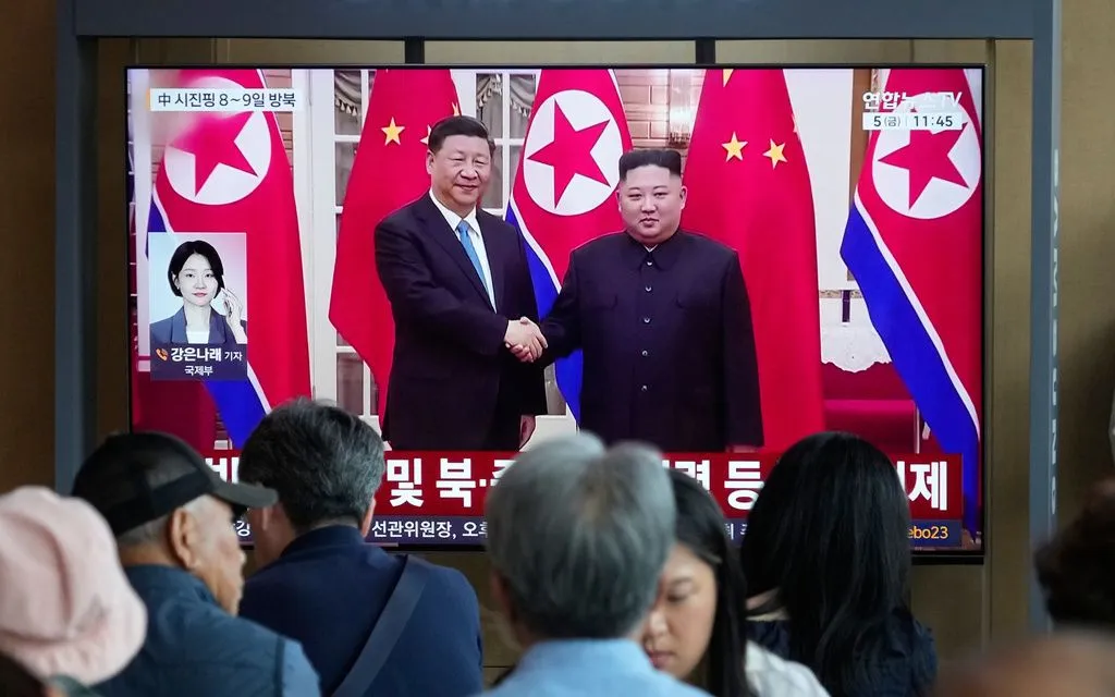 Người dân xem màn hình TV chiếu hình ảnh lãnh đạo Triều Tiên Kim Jong-un (phải) và Chủ tịch Trung Quốc Tập Cận Bình tại Ga tàu Seoul ở Seoul, Hàn Quốc, ngày 5/6/2026 (Ảnh AP)