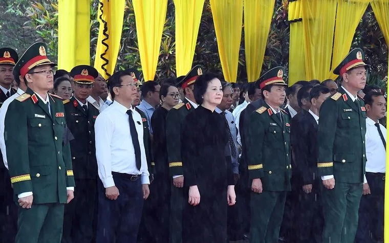 Phó Thủ tướng Phạm Thị Thanh Trà và các đại biểu dự Lễ viếng, truy điệu và an táng 16 hài cốt liệt sĩ quân tình nguyện và chuyên gia Việt Nam hy sinh tại Lào và Campuchia trong thời kỳ chiến tranh - Ảnh: VGP/Hải Minh